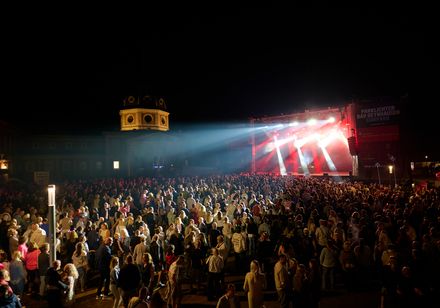 Die Aftershow mit DJ Quicksilver im Kurpark Bad Oeynhausen im Rahmen der Parklichter am Samstag zum Veranstaltungsmotto "Feel the 90s. Die Menge tobt.