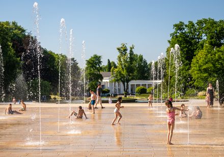 Wasserspiele auf den Kurhausterrassen im Kurpark Bad Oeynhausen mit spielenden Kindern.