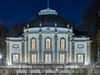 Theater im Park Bad Oeynhausen bei Nacht mit beleuchteter Kuppel und historischer Fassade im Kurpark