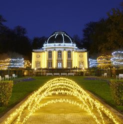 Theater im Park weihnachtlich beleuchtet im Rahmen der Lichter im Park.
