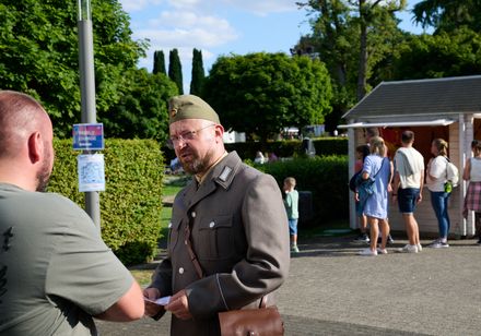 Grenzer Grischa im Kurpark Bad Oeynhausen im Rahmen der Parklichter am Samstag zum Veranstaltungsmotto "Feel the 90s".