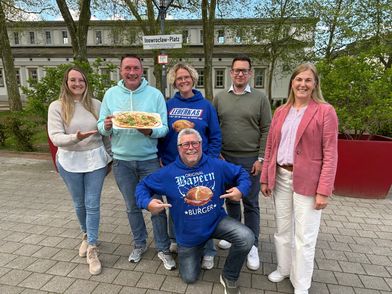 Pressefoto zur Saisoneröffnung des Schlemmerabendmarktes mit Gesa Meden, Nico Sielermann, Martina Müller, Sören Burg, Beate Krämer und Alexander Miritsch.