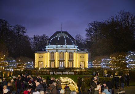 Die Lichter im Park im Rahmen des Weihnachtsmarktes in Bad Oeynhausen inklusive Verzehrhütten vor der Wandelhalle. Schlemmen in stimmungsvoller Kulisse.