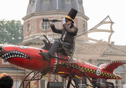 Steampunk-Darsteller mit Zylinder und Fernrohr auf fantasievollem Fluggerät bei den Parklichtern 2024 im Kurpark Bad Oeynhausen unter dem Motto „Very British“.