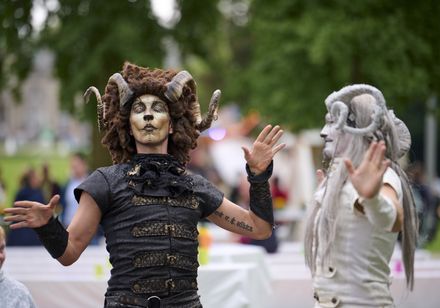 Jago und L-Ion als mystische Walkact-Darsteller mit Hörnerkostümen bei den Parklichtern 2025 zur Griechischen Nacht im Kurpark.