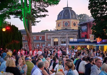 Volles Gastrodorf im Kurpark Bad Oeynhausen im Rahmen der Parklichter am Samstag zum Veranstaltungsmotto "Feel the 90s".