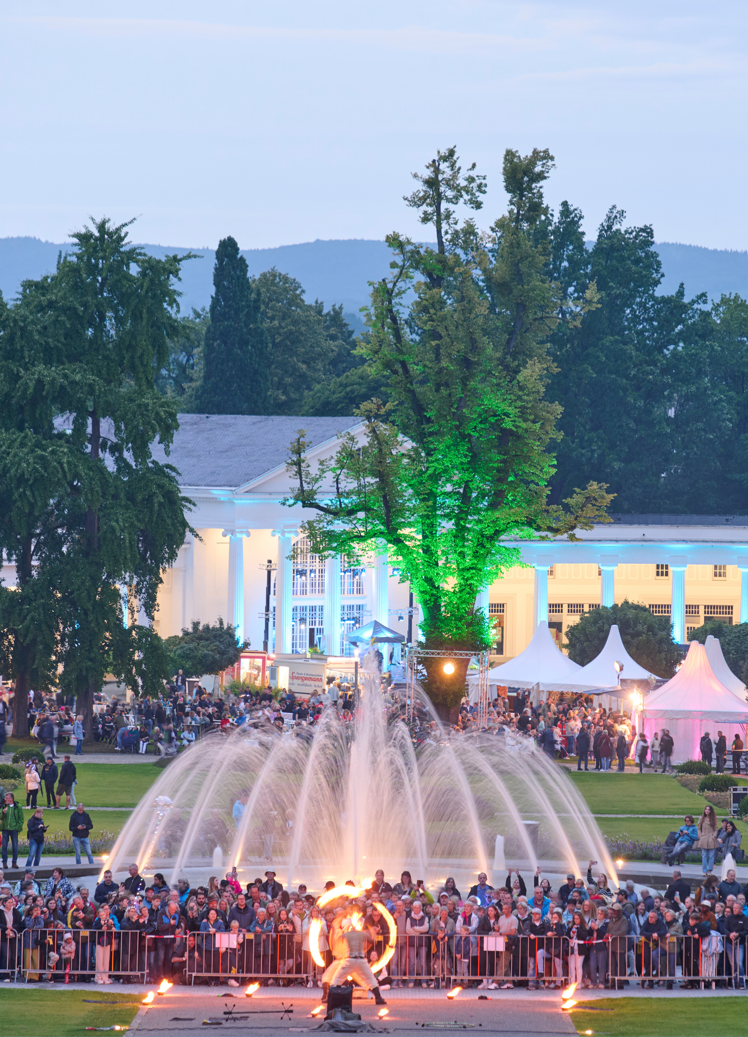 Feuershow vor der großen Mittelfontäne im Kurpark Bad Oeynhausen mit vielen Besuchern beim Parklichter-Samstag.