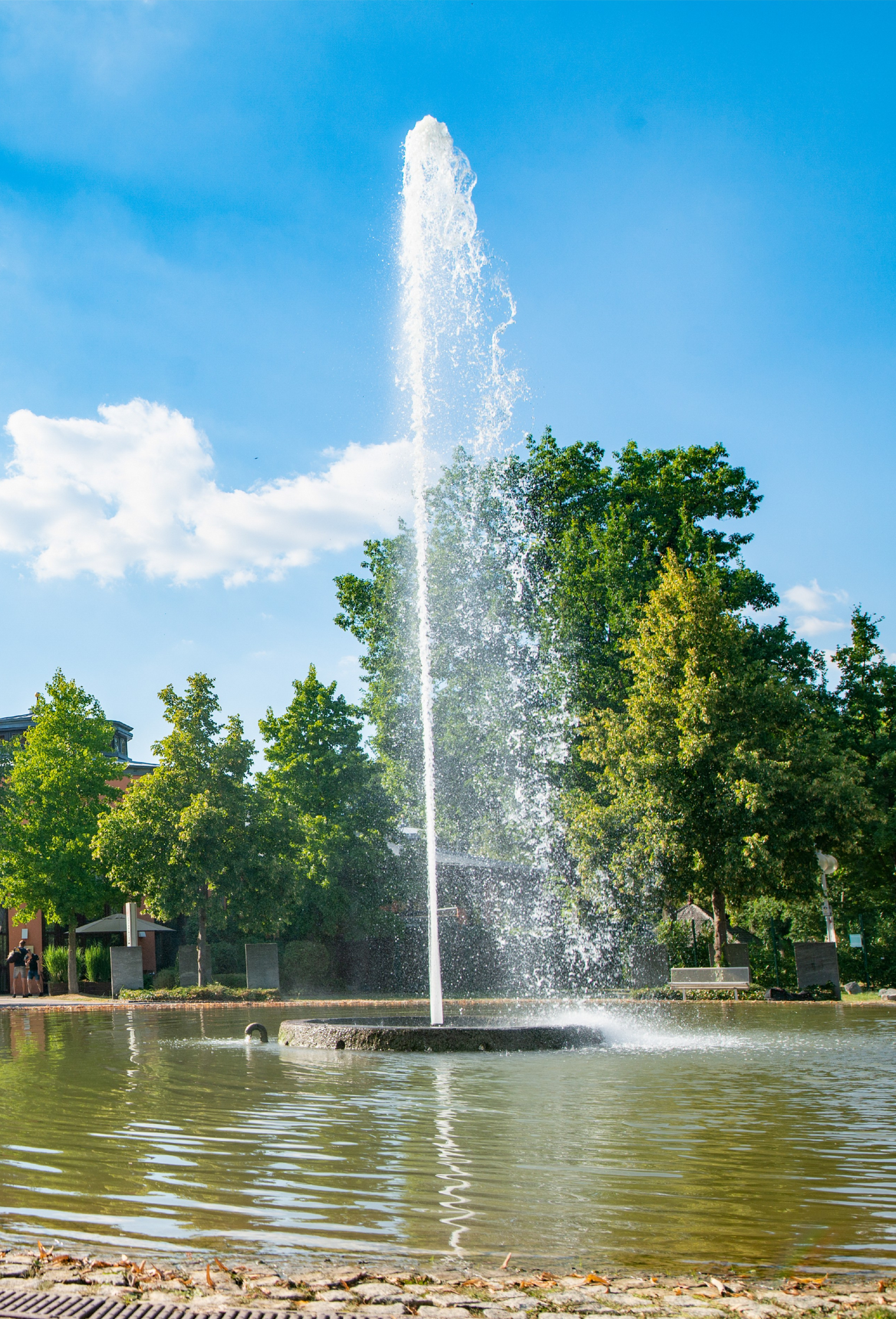 Jordansprudel im Kurpark Bad Oeynhausen mit hoher Wasserfontäne im Sommer