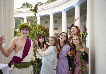 Aufwendig kostümierte Darstellerinnen und Darsteller beim Festgelage des Dionysos vor der Wandelhalle im Kurpark Bad Oeynhausen.