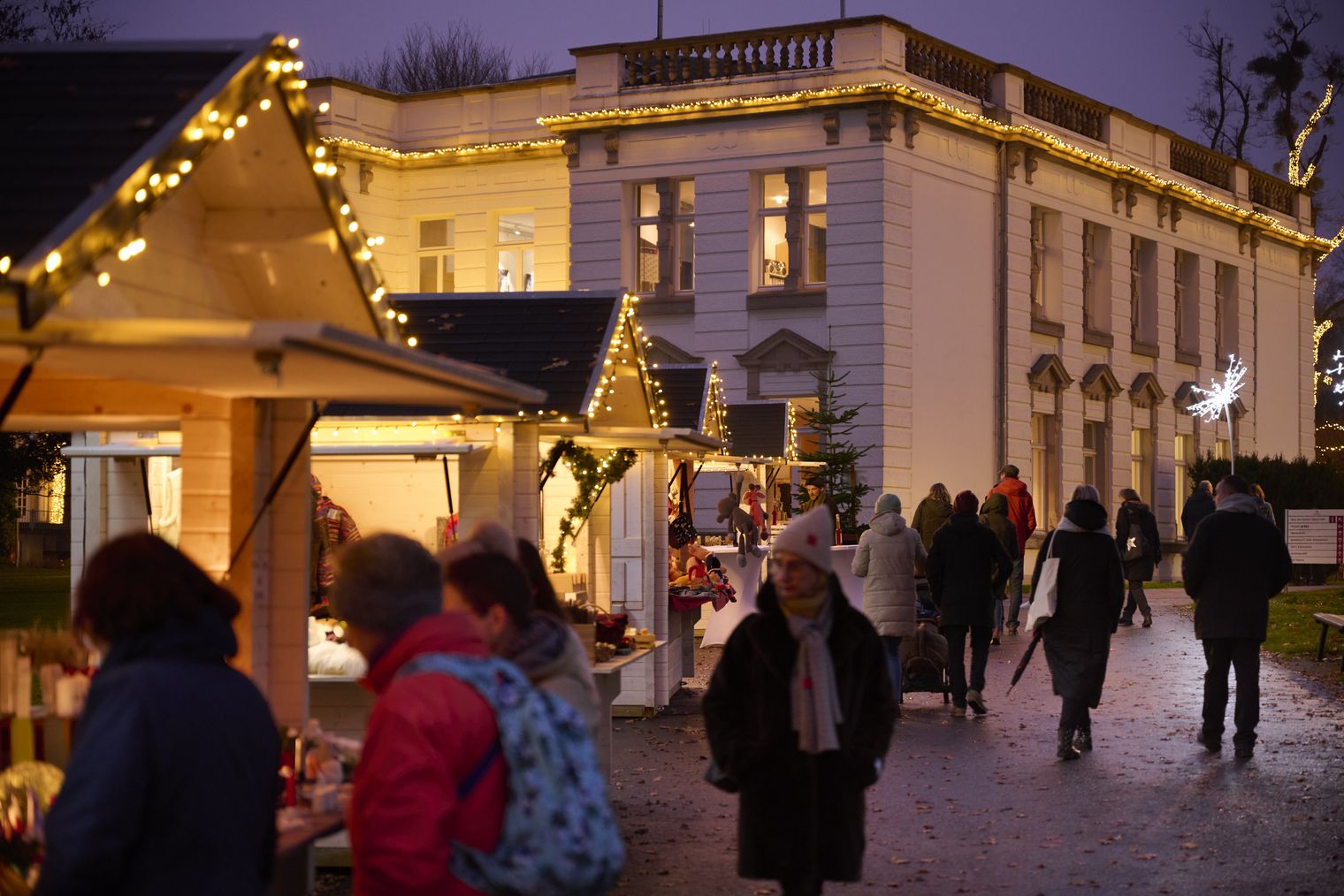 Der Westfälische Geschenkemarkt im Kurpark während des Weihnachtsmarktes in Bad Oeynhausen.