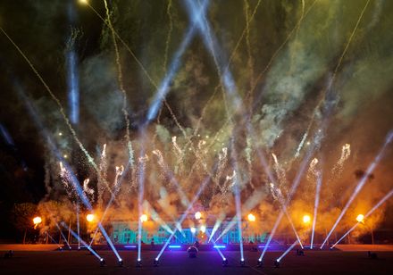 Das musiksynchrone Höhenfeuerwerk im Rahmen der Parklichter am Samstag im Kurpark Bad Oeynhausen zum Veranstaltungsmotto "Feel the 90s"! Bunte Feuerwerkskörper explodieren vor dem Kaiserpalais mit Licht- und Feuereffekten. Tausende Besuche staunen.