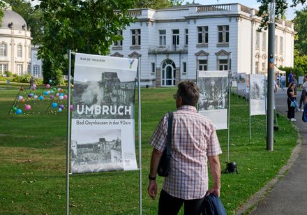 Die Ausstellung "Umbruch: 90er Jahre in Bad Oeynhausen" im Kurpark Bad Oeynhausen im Rahmen der Parklichter zum Veranstaltungsmotto "Feel the 90s".