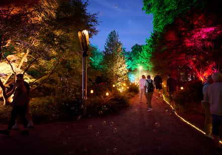 Die Feuergasse im Kurpark Bad Oeynhausen im Rahmen der Parklichter am Samstag zum Veranstaltungsmotto "Feel the 90s".