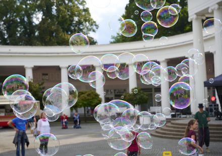 Schillernde Seifenblasen vor der Wandelhalle bei den Parklichtern 2023 in Bad Oeynhausen