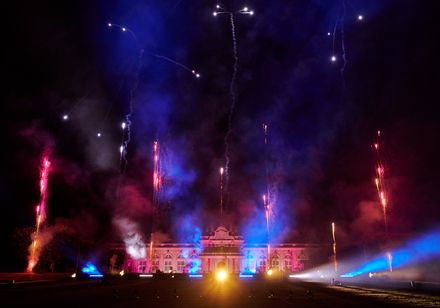 Das musiksynchrone Höhenfeuerwerk im Rahmen der Parklichter am Samstag im Kurpark Bad Oeynhausen zum Veranstaltungsmotto "Feel the 90s"! Bunte Feuerwerkskörper explodieren vor dem Kaiserpalais mit Licht- und Feuereffekten. Tausende Besuche staunen.