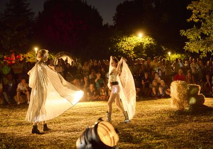 Tänzerinnen in schimmernden Kostümen bei einer abendlichen Open-Air-Show vor Publikum im Kurpark bei den Parklichtern 2022 unter dem Motto „Unforgettable – die größten Film- und Musicalhits“.