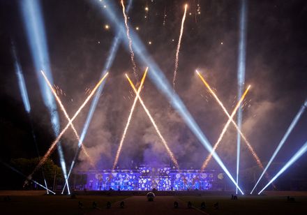 Das musiksynchrone Höhenfeuerwerk im Rahmen der Parklichter am Samstag im Kurpark Bad Oeynhausen zum Veranstaltungsmotto "Feel the 90s"! Bunte Feuerwerkskörper explodieren vor dem Kaiserpalais mit Licht- und Feuereffekten. Tausende Besuche staunen.
