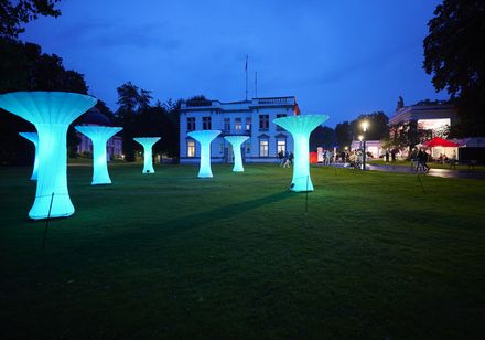 Leuchtende Lichtskulpturen im Kurpark bei den Parklichtern 2023 in Bad Oeynhausen