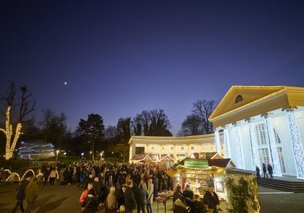 Die Lichter im Park im Rahmen des Weihnachtsmarktes in Bad Oeynhausen inklusive Verzehrhütten vor der Wandelhalle. Schlemmen in stimmungsvoller Kulisse.