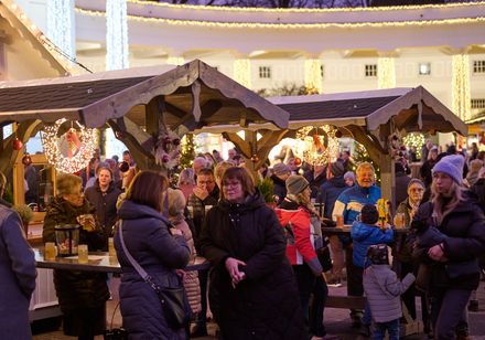 Die Lichter im Park im Rahmen des Weihnachtsmarktes in Bad Oeynhausen inklusive Verzehrhütten vor der Wandelhalle. Schlemmen in stimmungsvoller Kulisse.