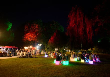 Die illuminierte Chillout Lounge im Kurpark Bad Oeynhausen im Rahmen der Parklichter am Samstag zum Veranstaltungsmotto "Feel the 90s".