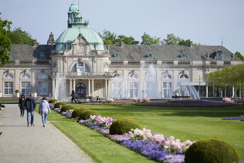 Neugestalteter Platz an der Mittelfontäne im Kurpark Bad Oeynhausen nach historischem Vorbild (2012).
