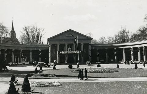 Wandelhalle in Bad Oeynhausen während der NS-Zeit, als jüdische Gäste ab 1937 systematisch aus der Kuranlage ausgeschlossen wurden.