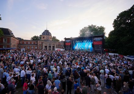 Der Live Auftritt der Söhne Mannheims im Rahmen der Parklichter am Samstag im Kurpark Bad Oeynhausen zum Veranstaltungsmotto "Feel the 90s". Tausende begeisterte Festival Besucher.