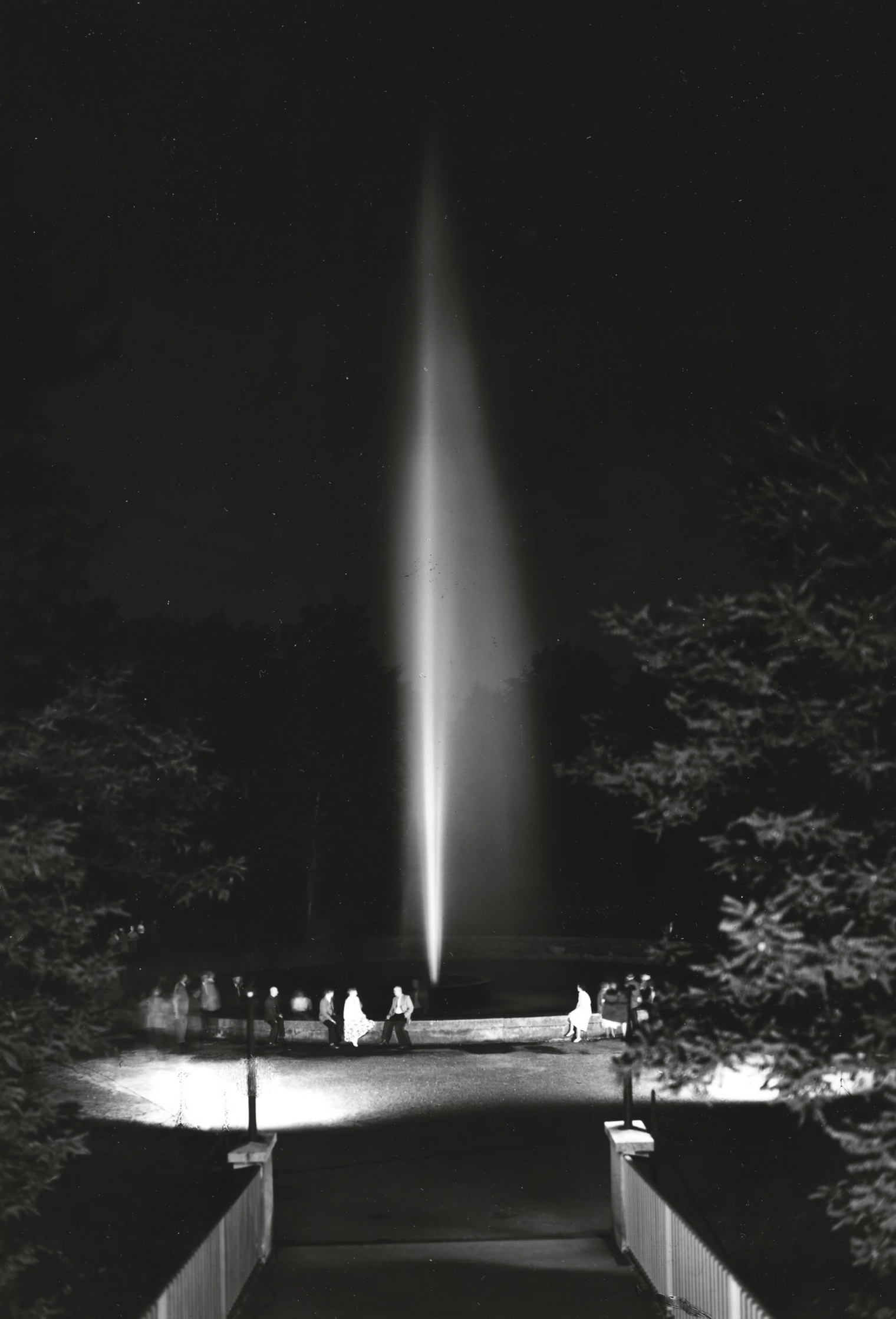 Jordansprudel bei Nacht mit beleuchteter Wasserfontäne im Kurpark Bad Oeynhausen