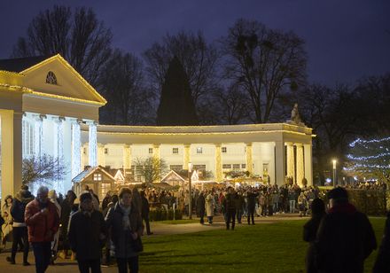 Die Lichter im Park im Rahmen des Weihnachtsmarktes in Bad Oeynhausen inklusive Verzehrhütten vor der Wandelhalle. Schlemmen in stimmungsvoller Kulisse.