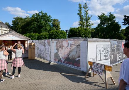 Die Berliner Mauer im Kurpark Bad Oeynhausen im Rahmen der Parklichter am Samstag zum Veranstaltungsmotto "Feel the 90s".
