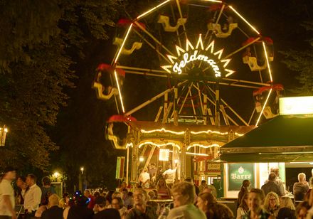 Beleuchtetes Riesenrad im Kurpark bei den Parklichtern 2022 am Abend unter dem Motto „Unforgettable – die größten Film- und Musicalhits“.