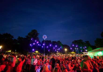 Der illuminierte Kurpark im Rahmen der Parklichter am Samstag zum Veranstaltungsmotto "Feel the 90s". Tausende Besucher genießen das beleuchtete und romantische Ambiente im Kurpark.