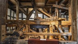 Historische Pumpvorrichtung im Brunnenhaus des Bülow-Brunnens im Sielpark Bad Oeynhausen