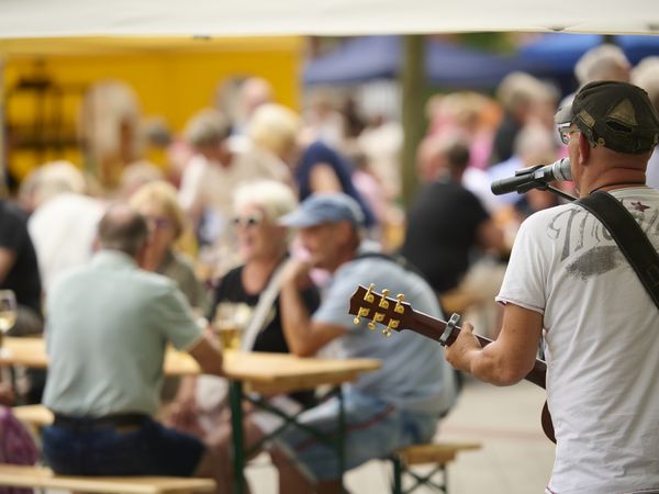 Live-Musik beim Schlemmer-Abendmarkt auf dem Inowroclaw-Platz in der Innenstadt von Bad Oeynhausen