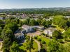Kurpark Bad Oeynhausen mit Wandelhalle und Tourist Information, Stadtpanorama und Wiehengebirge im Hintergrund