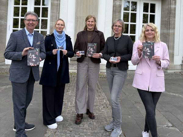 Pressefoto zum 111-jährigen Jubiläum des Theaters im Park Bad Oeynhausen zur Spielzeit 2026/27