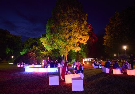 Beleuchtete Sitzlounge mit LED-Möbeln bei den Parklichtern 2025 zur Griechischen Nacht im Kurpark Bad Oeynhausen bei Nacht.