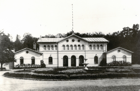 Erstes staatliches Kurhaus in Bad Oeynhausen, eröffnet 1851, historisches Gebäude (1910 abgebrannt).
