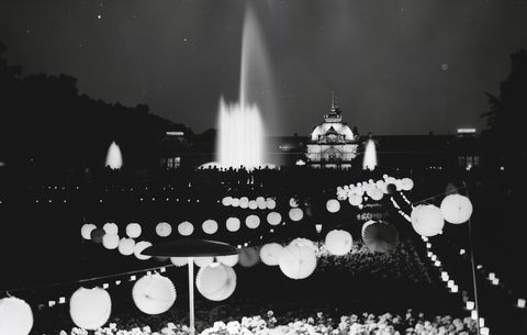Lichterfest 1956 im Kurpark Bad Oeynhausen mit beleuchteten Fontänen und wiedereröffnetem Kurhaus.
