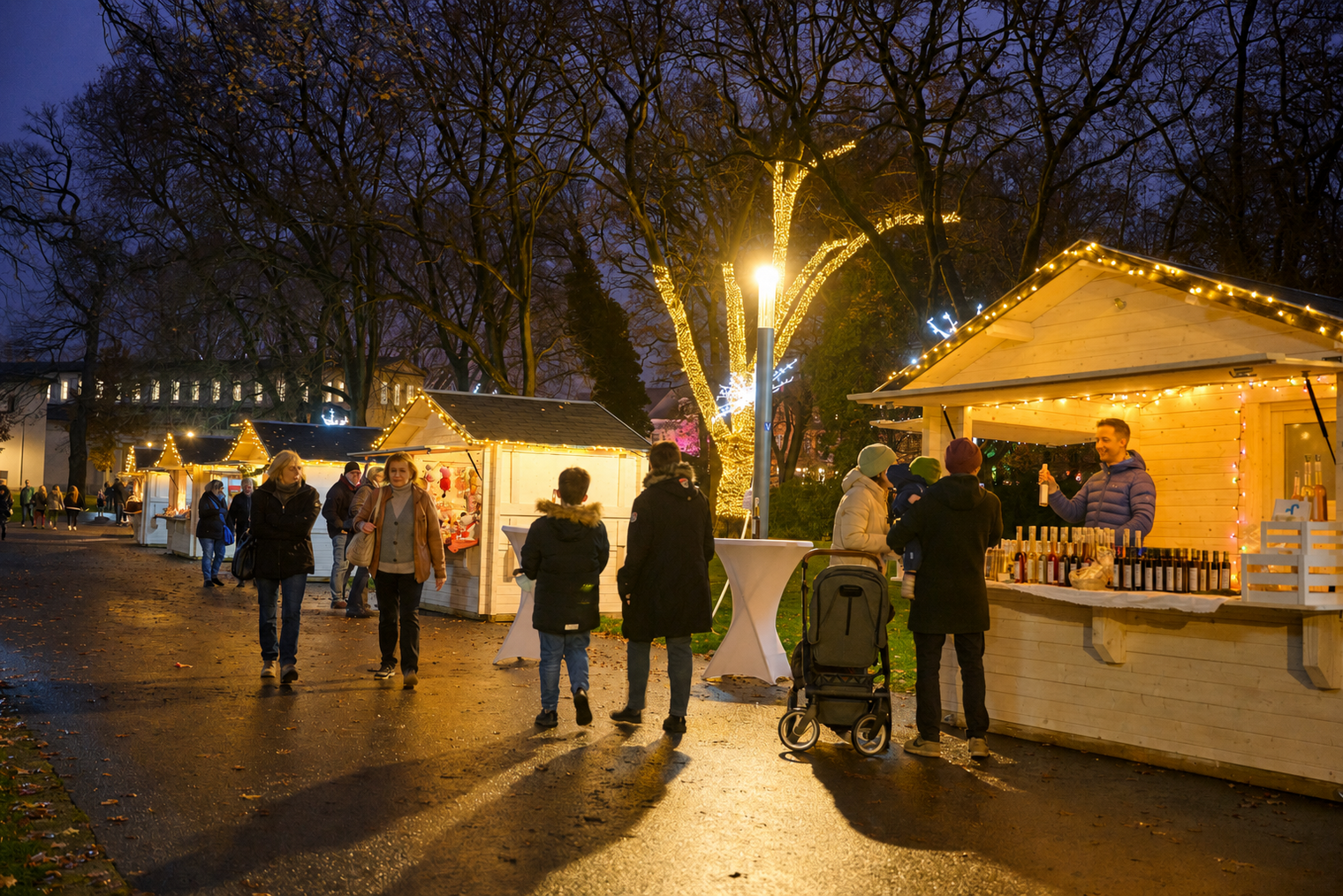Der Westfälische Geschenkemarkt im Kurpark beim Weihnachtsmarkt in Bad Oeynhausen.
