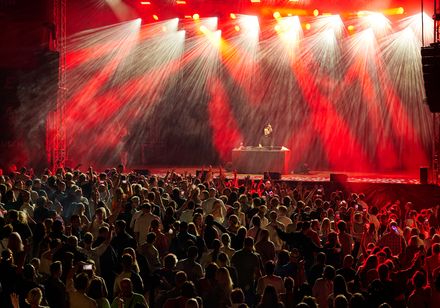 Die Aftershow mit DJ Quicksilver im Kurpark Bad Oeynhausen im Rahmen der Parklichter am Samstag zum Veranstaltungsmotto "Feel the 90s". Ein Genuss für alle Nachtschwärmer!