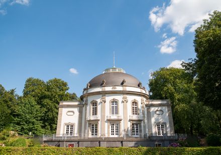 Theater im Park Bad Oeynhausen im sommerlichen Kurpark mit historischer Kuppelarchitektur