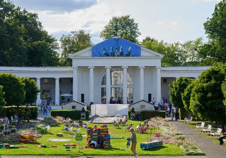 Die Wandelhalle mit Quadriga als Brandenburger Tor im Rahmen der Parklichter unter dem Veranstaltungsmotto "Feel the 90's" im Kurpark Bad Oeynhausen!