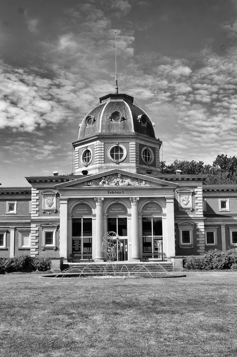 Historisches Kurgebäude in Bad Oeynhausen während der Bäderkrise 1997.
