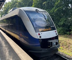 Der Südbahnhof in Bad Oeynhausen wird von der RB77 bedient. Die Regionalbahn verkehrt zwischen Hildesheim Hbf und Herford und hält dabei auch am Südbahnhof.