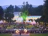 Feuershow bei den Parklichtern im Kurpark Bad Oeynhausen vor dem illuminierten Wandelhalle mit großem Publikum.