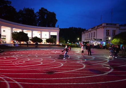 Lichtprojektionen auf dem Platz vor der Wandelhalle bei den Parklichtern 2023 in Bad Oeynhausen