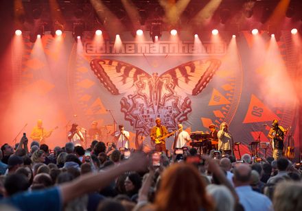 Der Live Auftritt der Söhne Mannheims im Rahmen der Parklichter am Samstag im Kurpark Bad Oeynhausen zum Veranstaltungsmotto "Feel the 90s". Tausende begeisterte Festival Besucher.