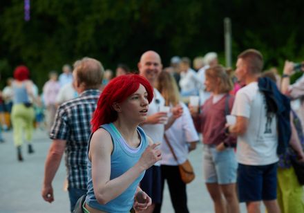 Lola rennt durch den Kurpark im Rahmen der Parklichter am Samstag zum Veranstaltungsmotto "Feel the 90s".